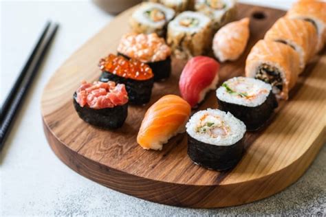 В чем разница между суши и роллами