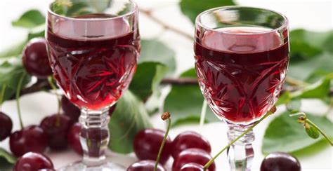 Домашнее вино из вишни с косточками простой рецепт с перчаткой с водой и сахаром
