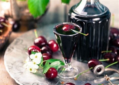 Домашнее вино из вишни с косточками простой рецепт с перчаткой с водой и сахаром