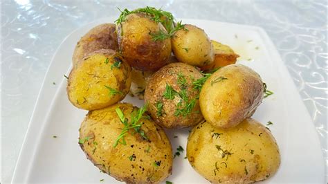 Молодая картошка на сковороде в кожуре с чесноком