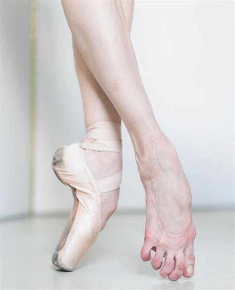Ноги балерины фото босиком