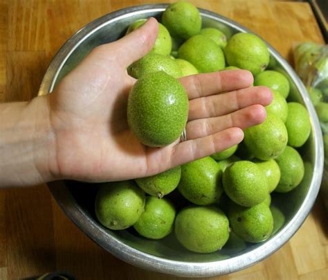 Чем отмыть руки после чистки грецких орехов от зеленой кожуры