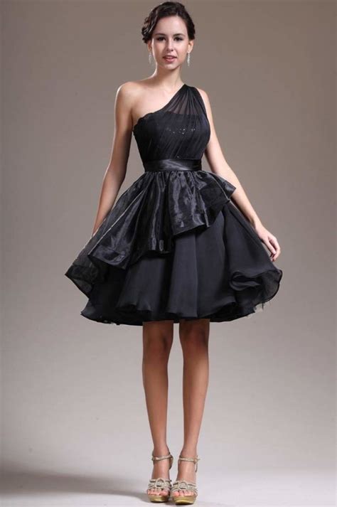 Черное коктейльное платье