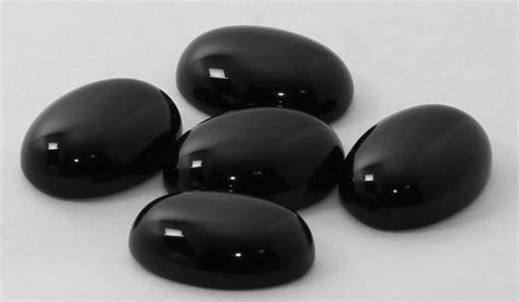 Черный блестящий камень
