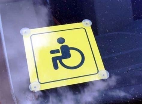 Кому положен знак инвалида на автомобиль и как его получить