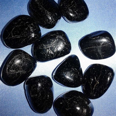 Черный блестящий камень